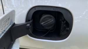 Как снять панель (нишу) заливной горловины на KIA K5. Артикул з/ч