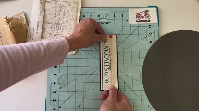 McCalls Bookmark - repurposing a sewing pattern into a bookmark смотреть онлайн