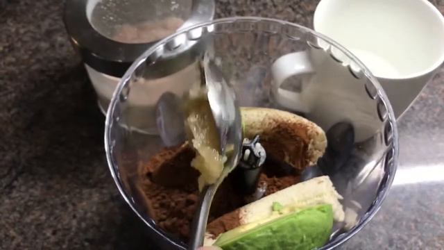 Шоколадный мусс из авокадо и банана. Правильное питание. смотреть онлайн