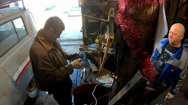 Будни электрика серия 4. Как снять коробку передач с УАЗ одному смотреть онлайн