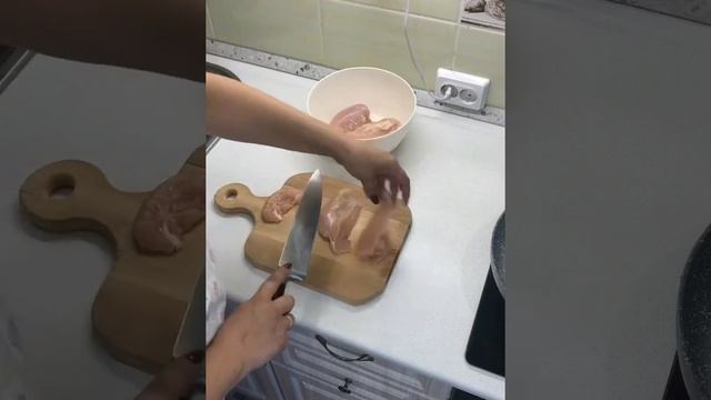 Овощной крем-суп с пряной курочкой.