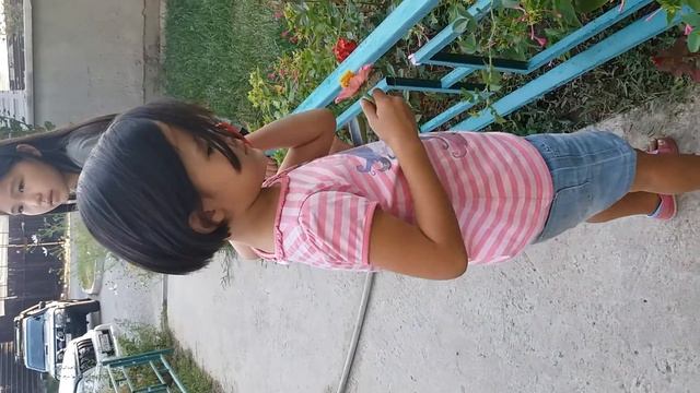 Парни подарили цветок прикол ? смотреть онлайн