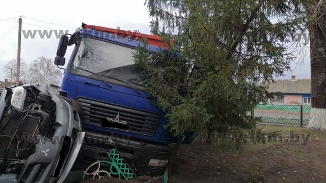 В Слободе столкнулись МАЗ и Мицубиси смотреть онлайн