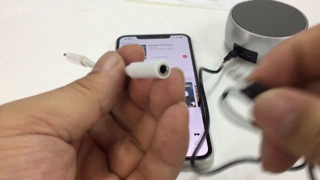 Apple iPhone Lightning to 3.5mm Headphone Jack Adapter Review смотреть онлайн