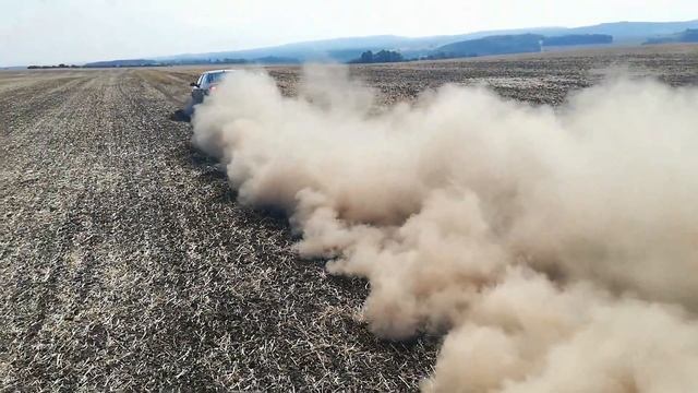 Hrabačka na poli se Škoda Octavia 1 1.8 20v Spomaleně смотреть онлайн