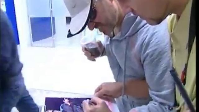 Bizarrer Auftritt von George Michael: Im Jogginganzug am Flughafen Leipzig 2006 смотреть онлайн