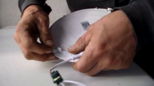 Установка пружин в светильник плафона точечного  освещения.