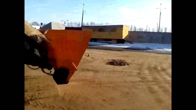 Ковш-пескоразбрасыватель к фронтальному погрузчику смотреть онлайн