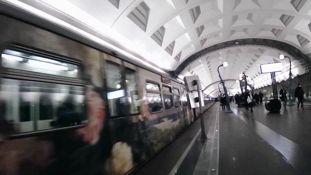 Москва. Поезд «Русич» в окраске «Акварель» на станции «Славянский бульвар». 09 января 2022 смотреть онлайн