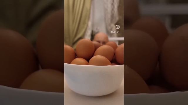 Курица несёт яйца, петух с ними носится. смотреть онлайн