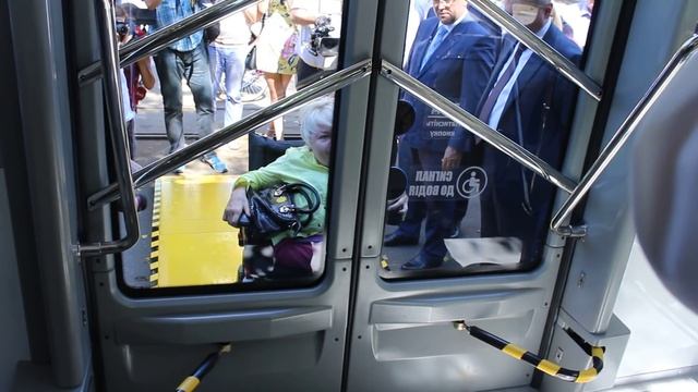 Раїса Панасюк тестує пандус нового трамваю смотреть онлайн