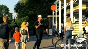 ПРАНК /  ДЕВУШКА СЕЛА НА ЛИЦО /   РЕАКЦИЯ ЛЮДЕЙ