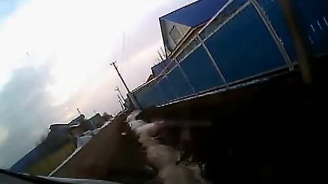 Девушку учит водить ее парень (смотреть со звуком) смотреть онлайн