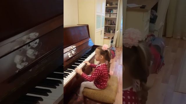 на пианино играет и поет на английском типа языке смотреть онлайн