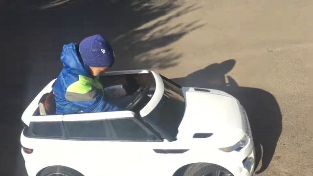 Сегодня будет солнечно... Мы - на электромобиле, наша кошка - тут... Гатчина, 23.09.17, 10:47 смотреть онлайн
