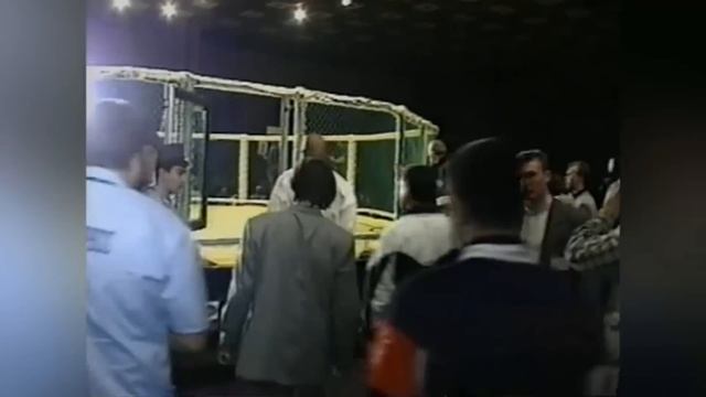 Майор милиции ВЫРУБИЛ полицейского из США! Уложил ГИГАНТСКОГО КАРАТИСТА одним мощным ударом!