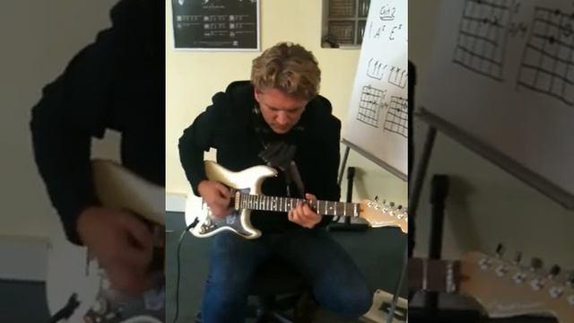 Fender Strat American Deluxe HSS Crate Flex Wave 15r Stefan Laak смотреть онлайн