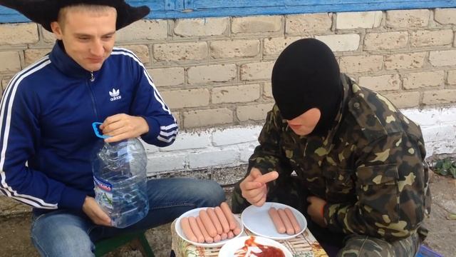 40 СОСИСОК С ОСТРЫМ СОУСОМ - МУЖИК ПОБИЛ РЕКОРД БОМЖЕЙ смотреть онлайн