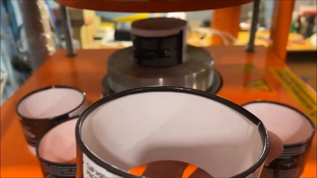 Станок для завальцовки кромки цилиндрической картонной коробки. смотреть онлайн