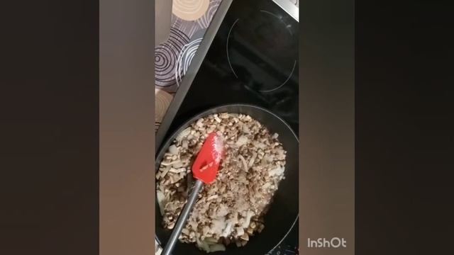 Очень вкусные и сочные, свиные рулетики с грибной начинкой под сыром. смотреть онлайн