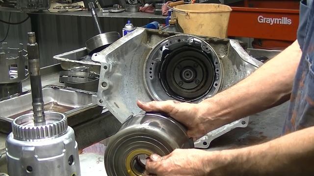 How to tear down a 4L60 transmission, what does what and how to make it better. смотреть онлайн