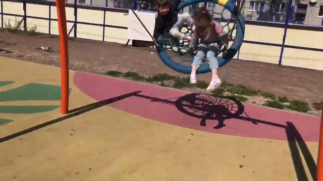 Влог гуляем на детской площадке, прыгаем на батуте смотреть онлайн