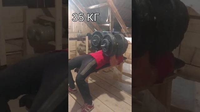 Жим гантель 16-летнего школьника #школьник #16лет #жимштанги смотреть онлайн