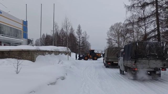 Крыша бассейна развалилась. Идет уборка упавшей части фасада смотреть онлайн