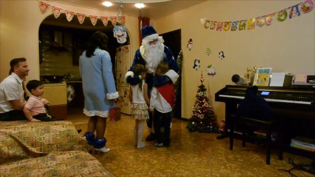 Новый год к нам пришел Дед Мороз с подарками и Снегурочкой смотреть онлайн