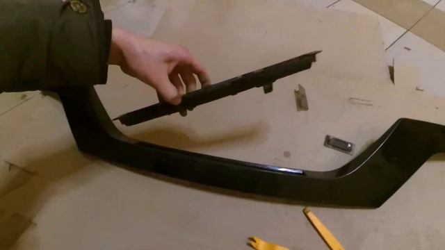 Снятие кнопки багажника BMW E83 51133403611 смотреть онлайн