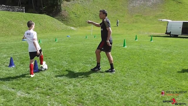 Conduzione, dribbling e psico-cinetica alla guida di Stefano Eranio al Milan Junior Camp смотреть онлайн