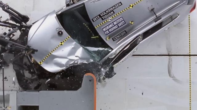 2013 Volkswagen Tiguan driver-side small overlap IIHS crash test смотреть онлайн