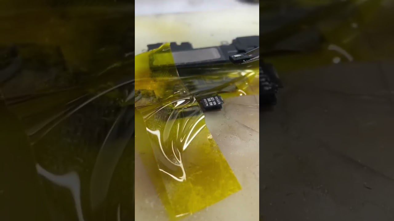 iPhone XS не включается после попадания влаги, пайка шлейфа слухового динамика смотреть онлайн