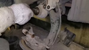 Снятие поворотного кулака Ниссан Альмера классик для замены ступичного подшипника