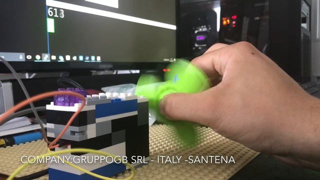 Fidget Spinger counter rotations Raspberry Pi 3 + Python смотреть онлайн
