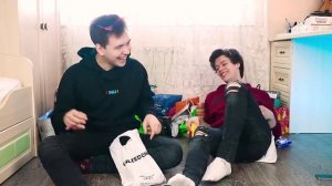 [Милс Кел] ПОДПИСЧИК ПОДАРИЛ МНЕ iPHONE 🔥 РАСПАКОВКА ПОДАРКОВ СО СХОДКИ