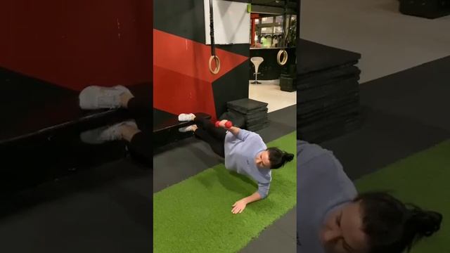 отведение гантели в сторону (1 нога на лавке) смотреть онлайн