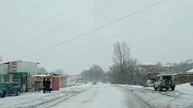Из-за гололёда машины не могут проехать в Кусары. 08.01.23 смотреть онлайн