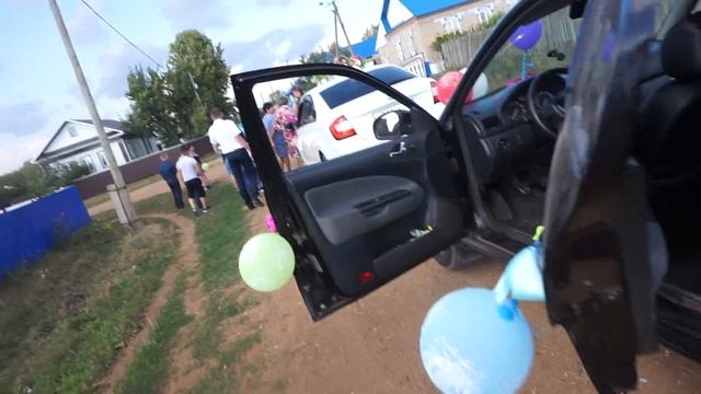 По обычаю перегораживали дорогу свадьбе. Видео Нусратуллина Ф.Г. смотреть онлайн