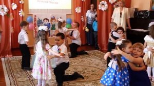 Танец с малышами на выпускном в детском саду