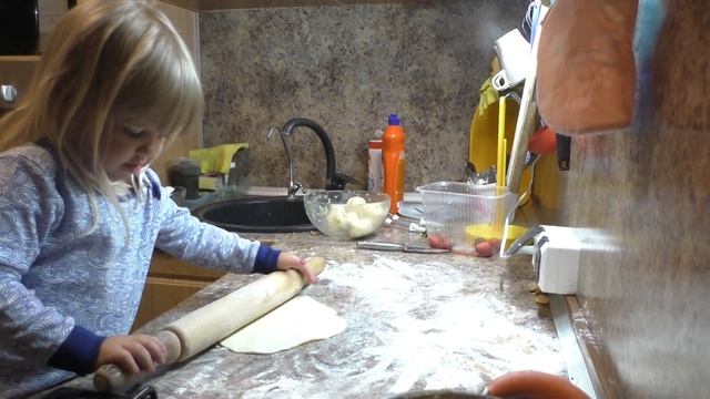 Алёна делает ТОРТ Наполеон на свой День Рождения! смотреть онлайн