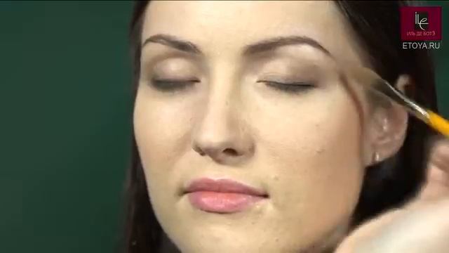 Простое решение для макияжа глаз со сложным строением век от Make Up For Ever смотреть онлайн