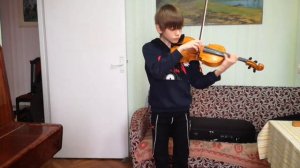 Юный музыкант исполнил пьесу на скрипке Грустную песенку Чайковского