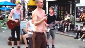 Круто спел! Уличные музыканты в Нью Йорке.