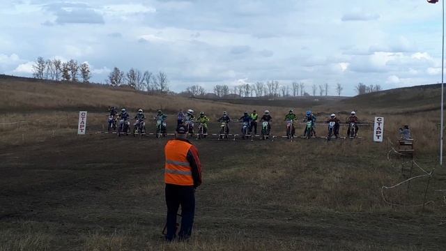 МОТОКРОСС БИЙСК 23.09.2018 СТАРТ ЛЮБИТЕЛИ ""В" смотреть онлайн