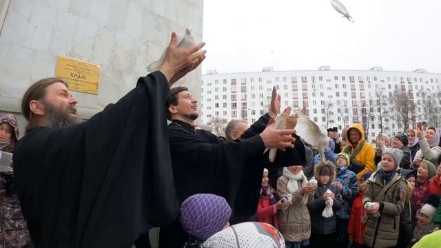 В праздник Благовещения Пресвятой Богородицы в храме на Рязанке выпустили голубей. смотреть онлайн