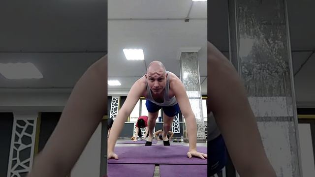Проход руками на ковре с отжиманиями. Отжимания с проходом. Отжимания. Планка. Мышцы кора и пресса смотреть онлайн