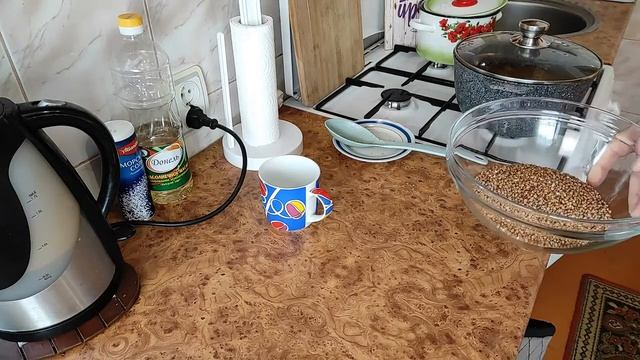 Говядина тушеная с луком и сливочным маслом. И варим гречу. смотреть онлайн