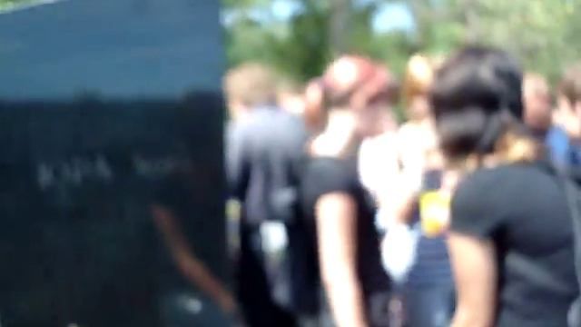 На магиле Хоя,поём песню " Возле дома твоего" смотреть онлайн