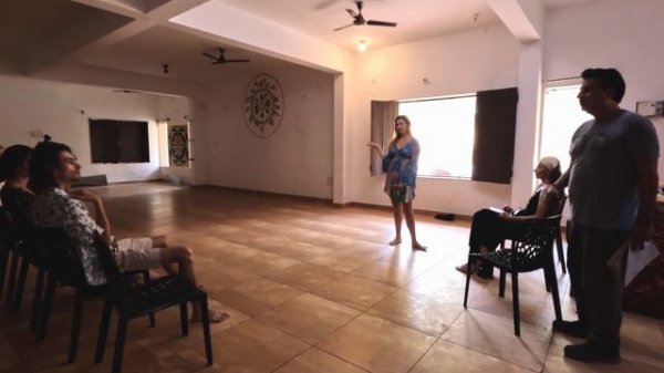 Рама-Кришна замешивает духи. Фотосессия в лесу. Кормим поросят.